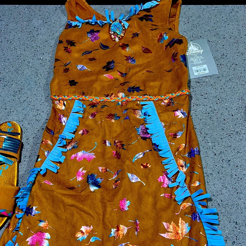 Beautiful Pocahontas outfit.